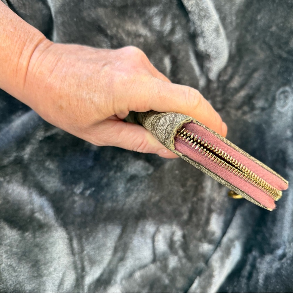 Gucci Beige GG Supreme Zip Around Wallet with Pink Trim and Gold Logo